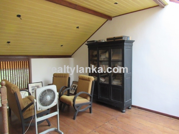 Well Maintained Colonial House Near Mirissa