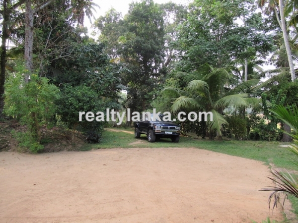 Well Maintained Colonial House Near Mirissa